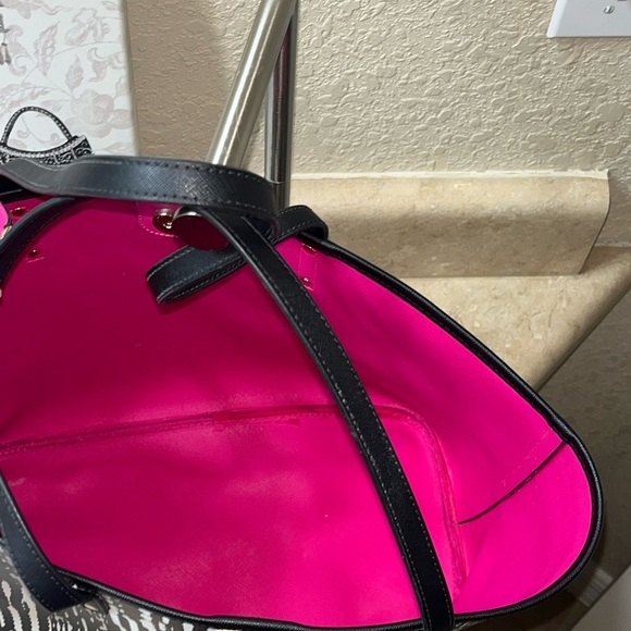 Trina Turk Bag w/Pouch, Black & White Print, Pink inside - Picture 2 of 9
